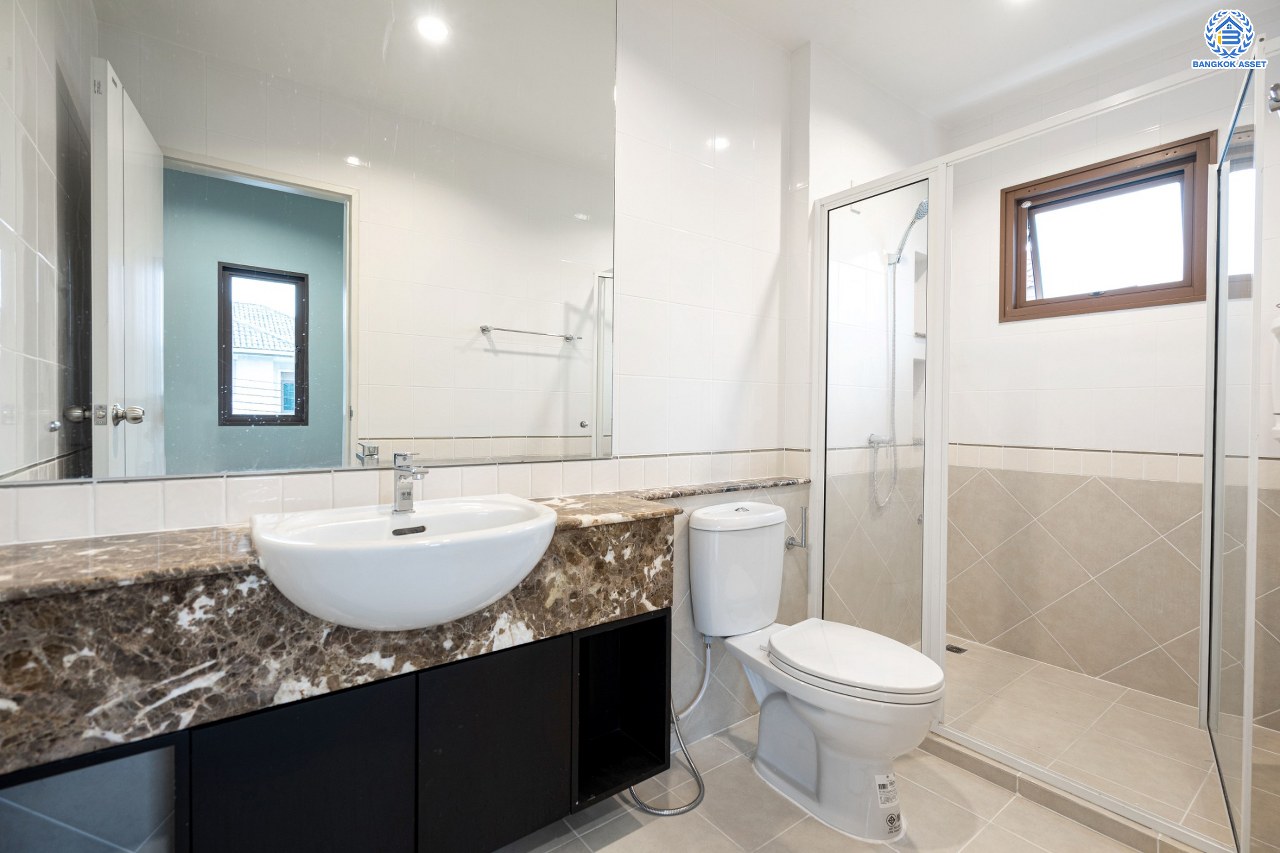 บ้านมือสองตกแต่งใหม่ ทำเลใจกลางเมือง โครงการ บุราสิริ งามวงศ์วาน-ประชาชื่น บ้านหลังใหญ่ เนื้อที่ 56.2 ตร.ว. ฟังก์ชัน 3 ห้องนอน 3 ห้องน้ำ 2 ที่จอดรถ พื้นที่ใช้สอย 183 ตร.ม. เชื่อมต่อถนนหลายสาย ใกล้เดอะมอลล์ งามวงศ์วาน และจุดขึ้นทางด่วนงามวงศ์วาน